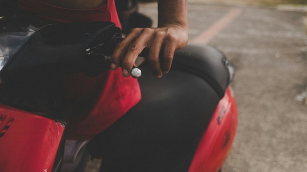 What are the signs that your car's brakes need immediate attention?